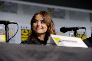 Jenna Coleman Wore an All-black Outfit at “The Sandman” Panel at 2022 ...