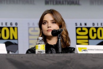 Jenna Coleman Wore an All-black Outfit at “The Sandman” Panel at 2022 ...