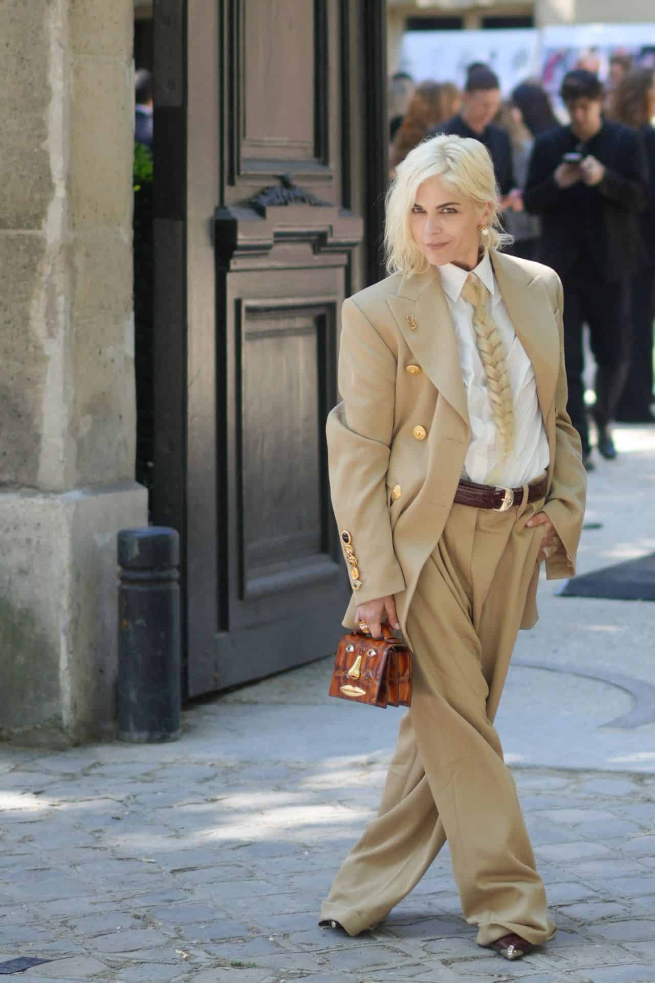 Selma Blair - Daring in Tan Men's Oversized Suit and Faux Horsehair Tie at Schiaparelli Show in Paris - June 24, 2024 - 1