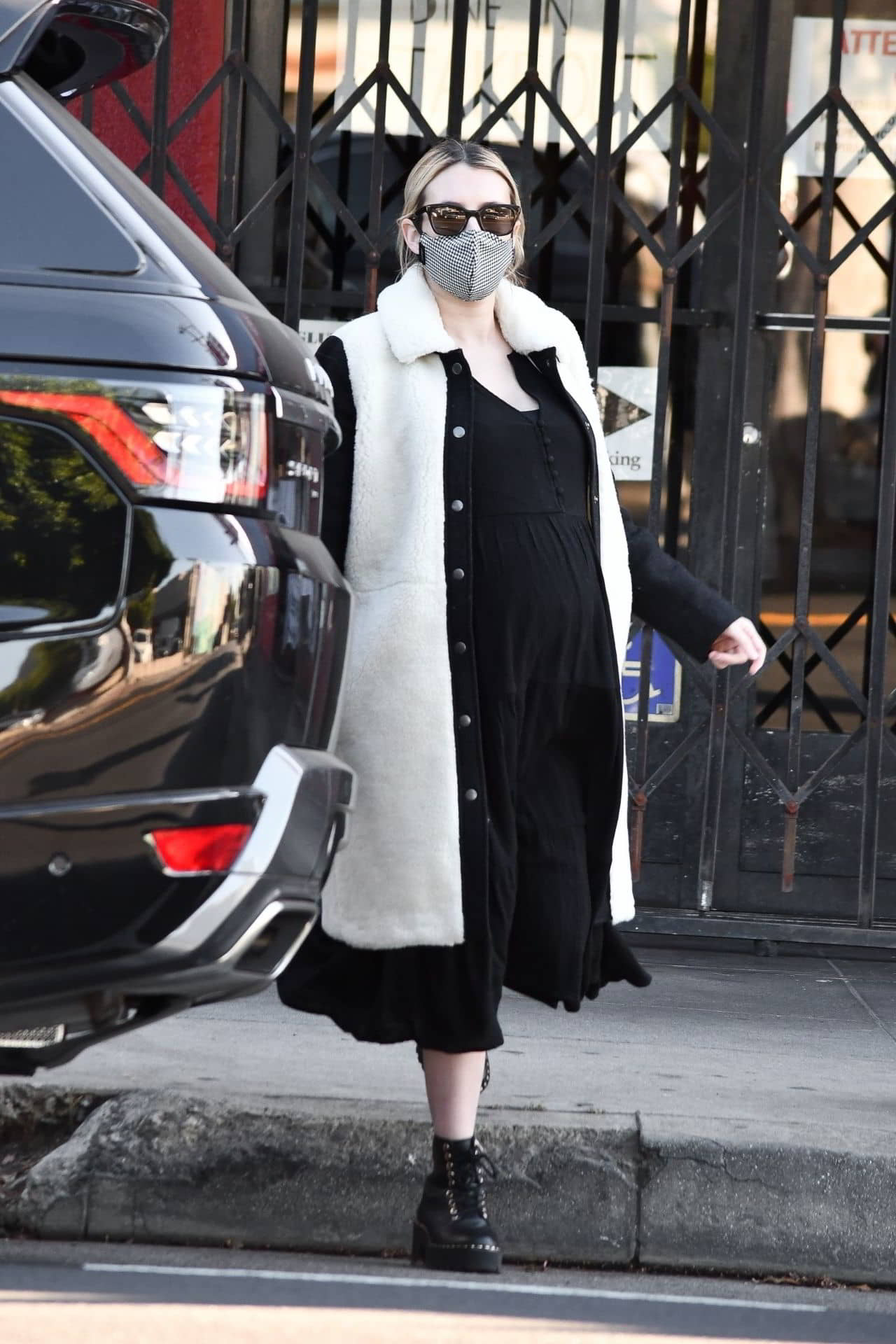 Emma Roberts at Blue Bottle in Los Feliz, December 4, 2020 - 1