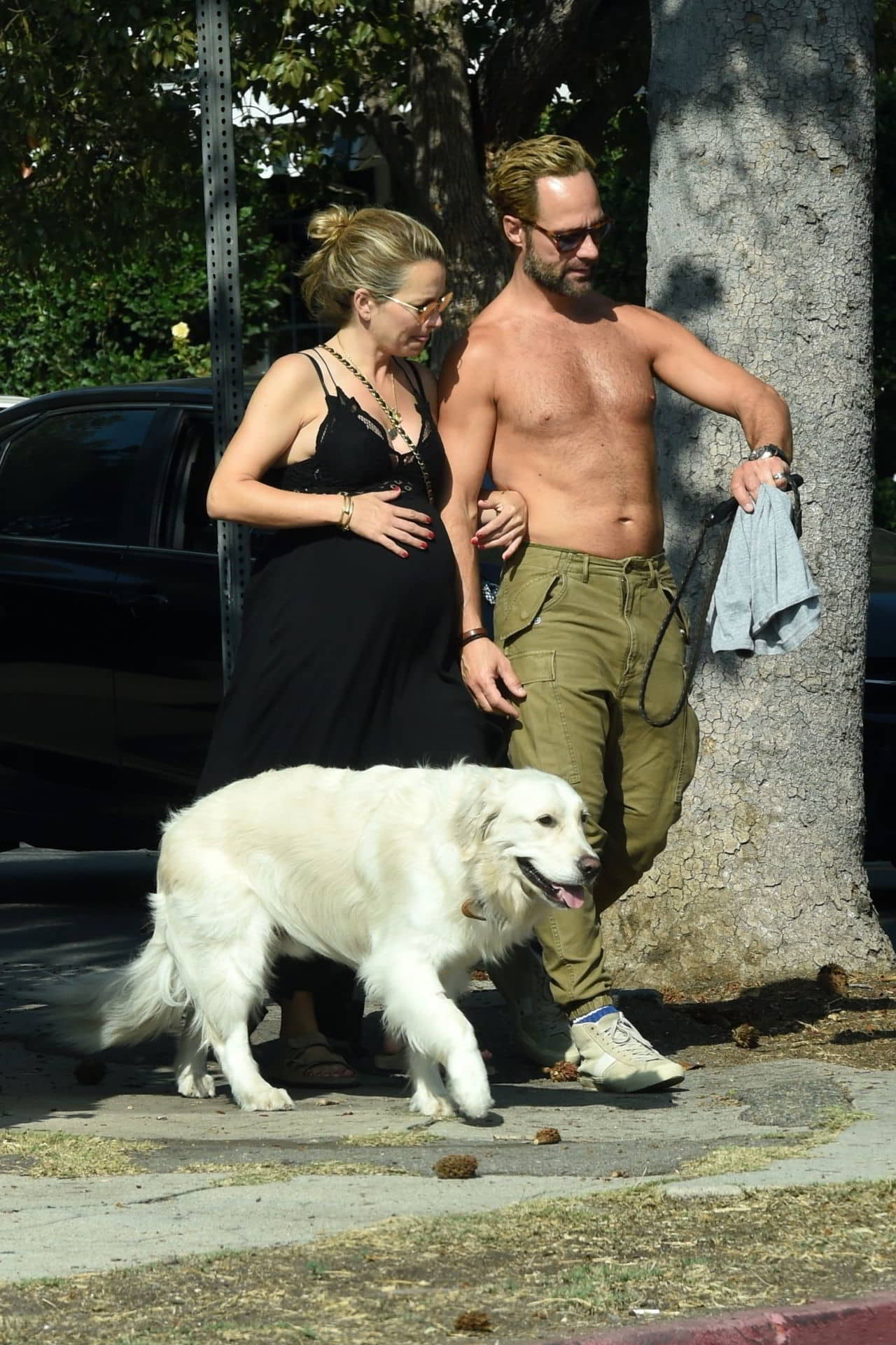 Becki Newton and Chris Diamantopoulos's Casual Outing in Los Angeles, October 10, 2022 - 1