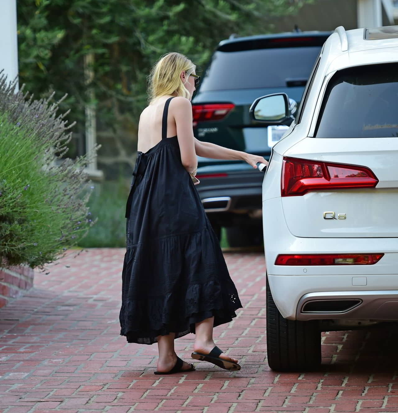 Dakota Fanning's Departure from Her House in LA, August 4, 2020 - 1