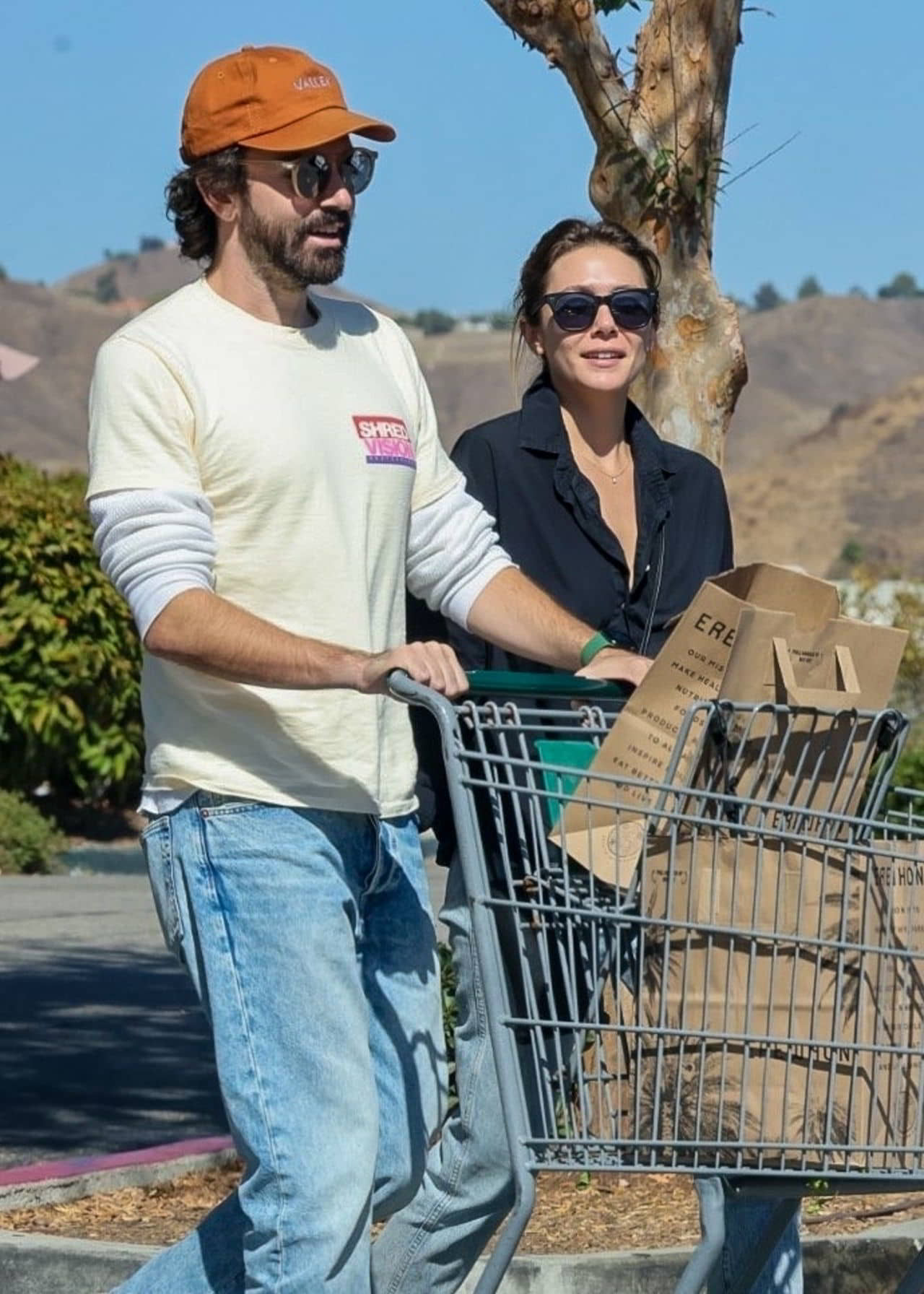 Elizabeth Olsen and Robbie Arnett Grocery Shopping at Erewhon Market in LA, October 4, 2022 - 1