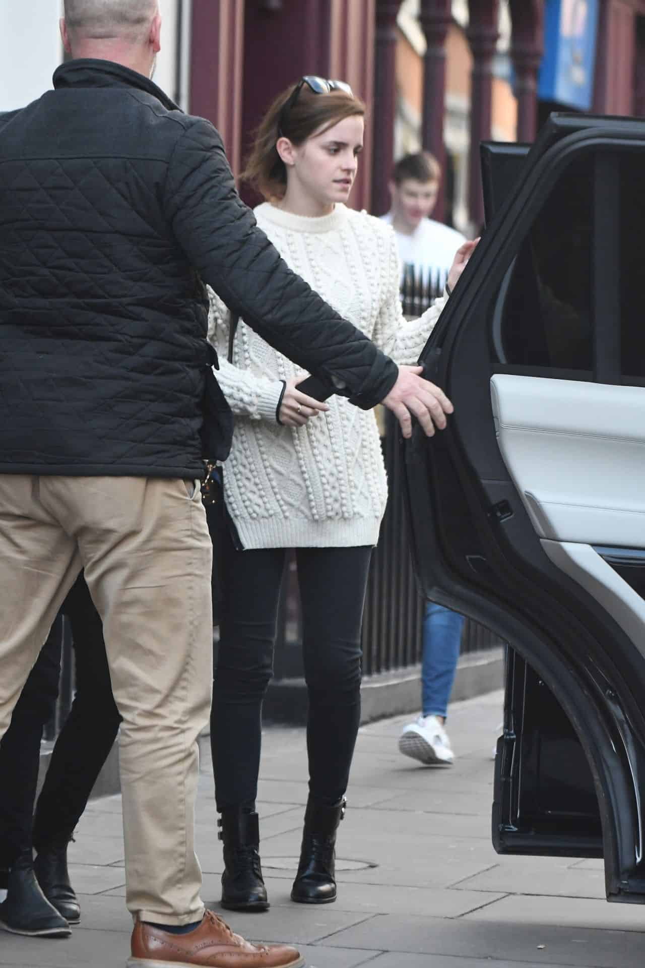 Emma Watson Fantastic In White Knitted Sweater And Black Jeans - 1