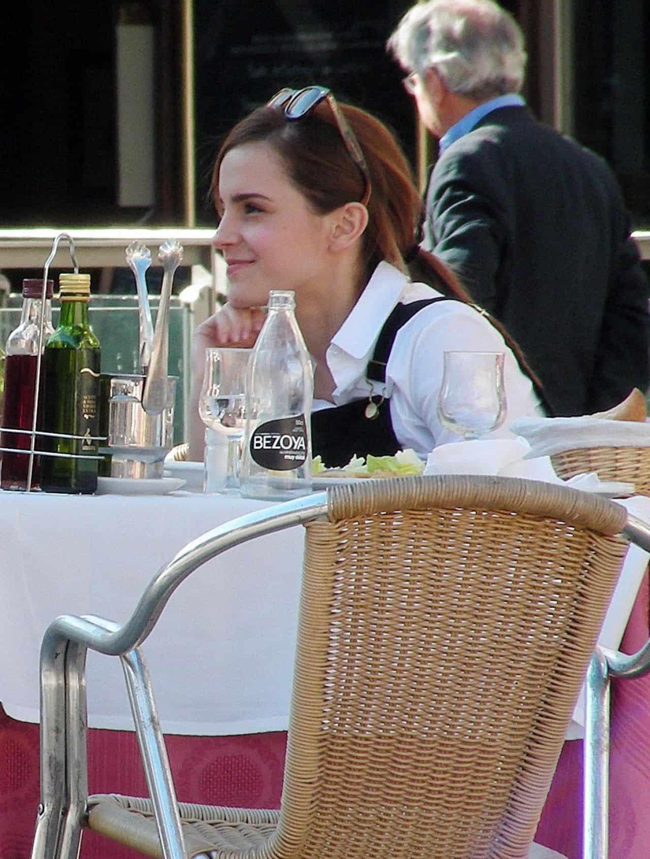 Emma Watson Gorgeous During Lunch with Her Mom in Madrid - 1