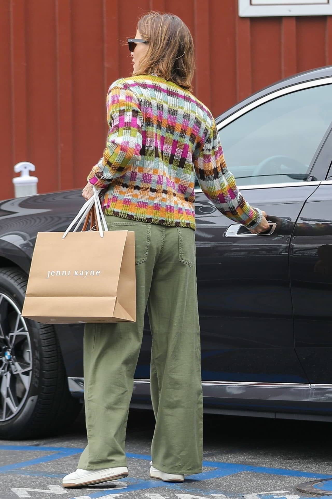 Jennifer Garner Shops at Jenny Kayne Store in Brentwood, May 26, 2023 - 1