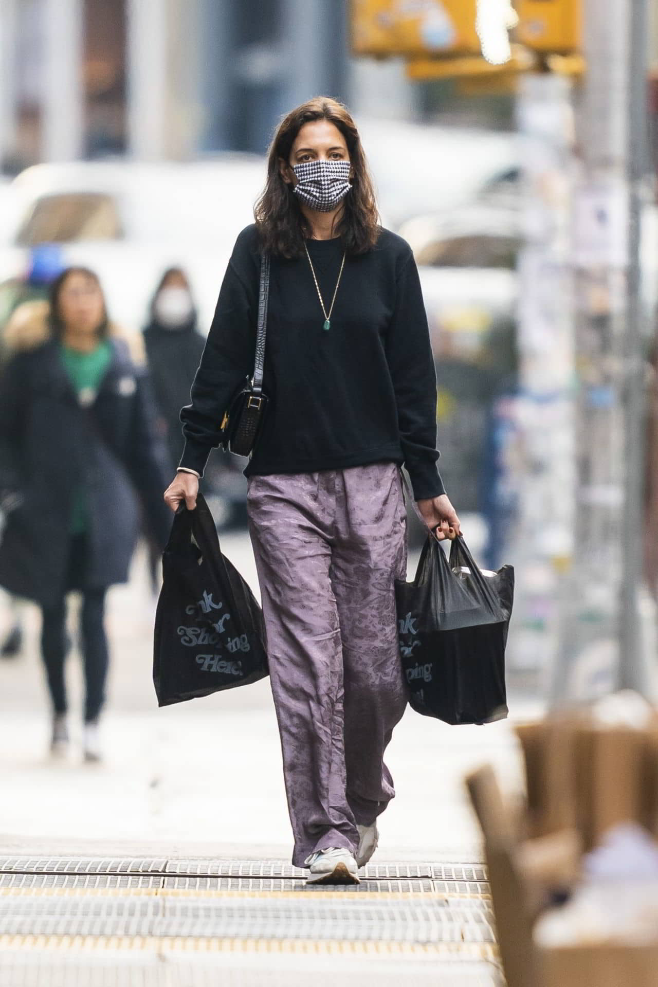 Katie Holmes Shopping on Christmas Day in NY, December 25, 2021 - 1