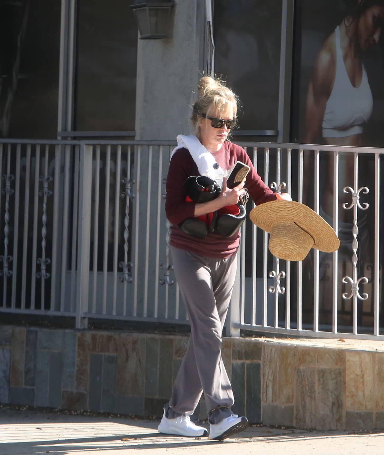 Kim Basinger Leaves The Gym with a Pair of Boxing Gloves in Los Angeles, November 16, 2021 - 1