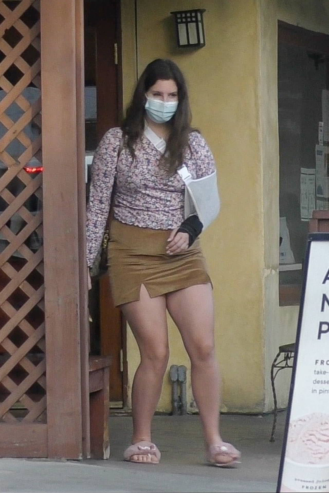 Lana Del Rey Out Picking Up Food from Il Tramezzino in Studio City, December 27, 2020 - 1