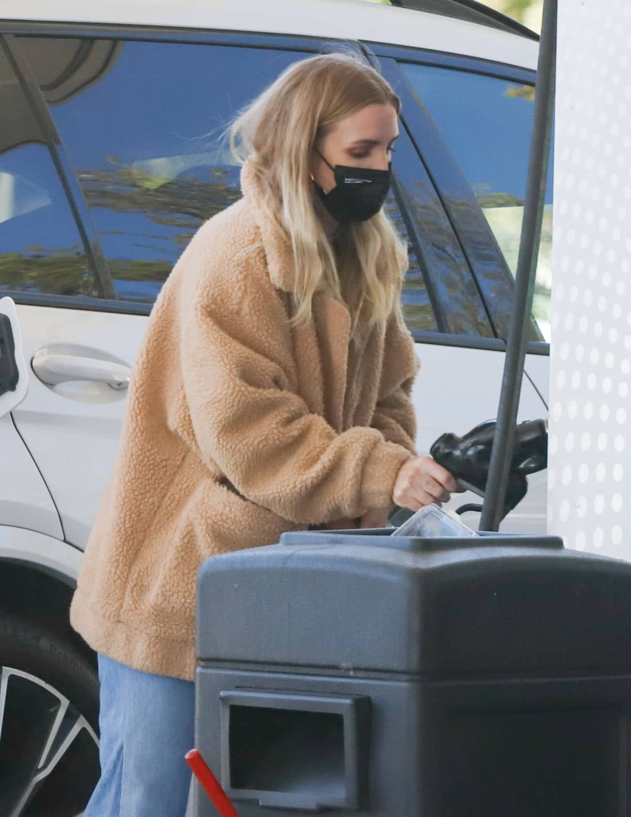 Ashlee Simpson Pump Gas in Los Angeles - February 27, 2022 - 1