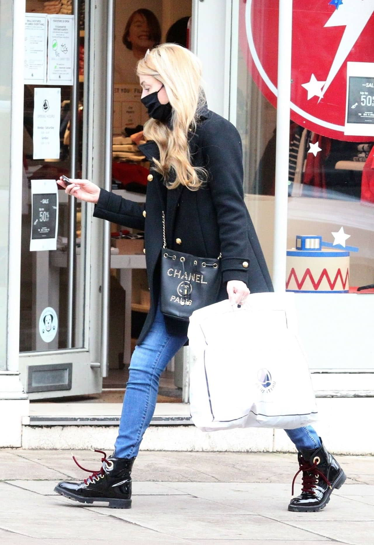 Cat Deeley's Christmas Shopping in London, December 9, 2020 - 1