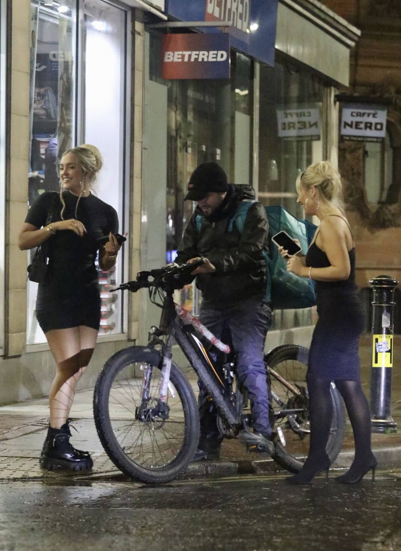 Ellie Brown and Mary Bedford Out in Manchester, October 21, 2022 - 1