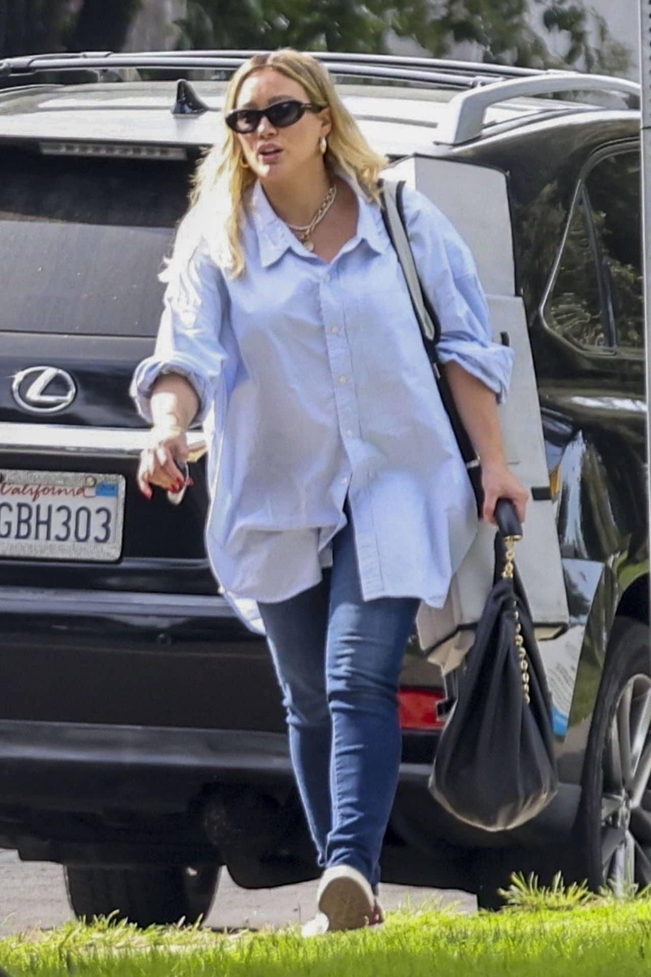 Hilary Duff Out in Los Angeles, November 4, 2023 - 1