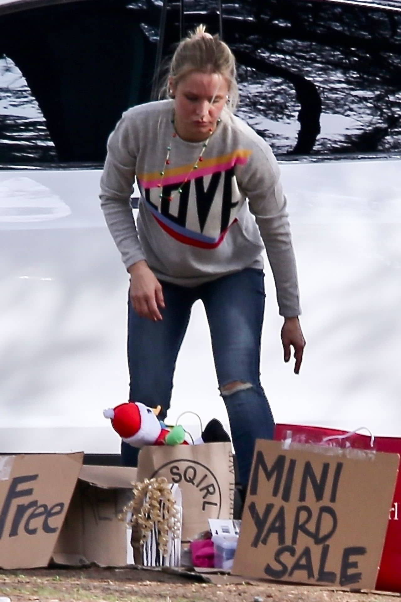 Kristen Bell's Free Mini Yard Sale in Front of Her Home in Los Feliz, December 23, 2018 - 1