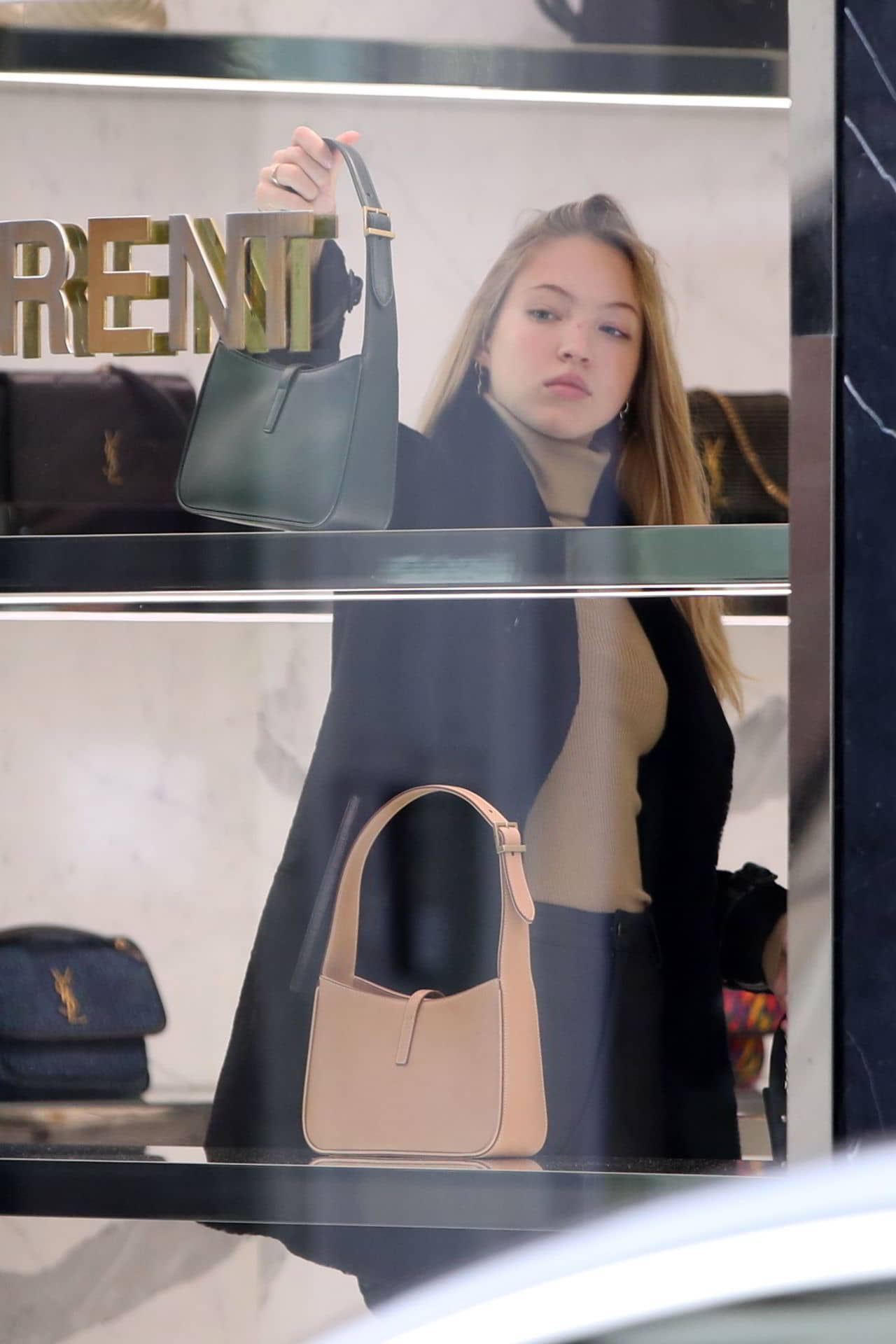 Lila Grace Moss Hack Shopping in Mayfair, London, December 14, 2021 - 1