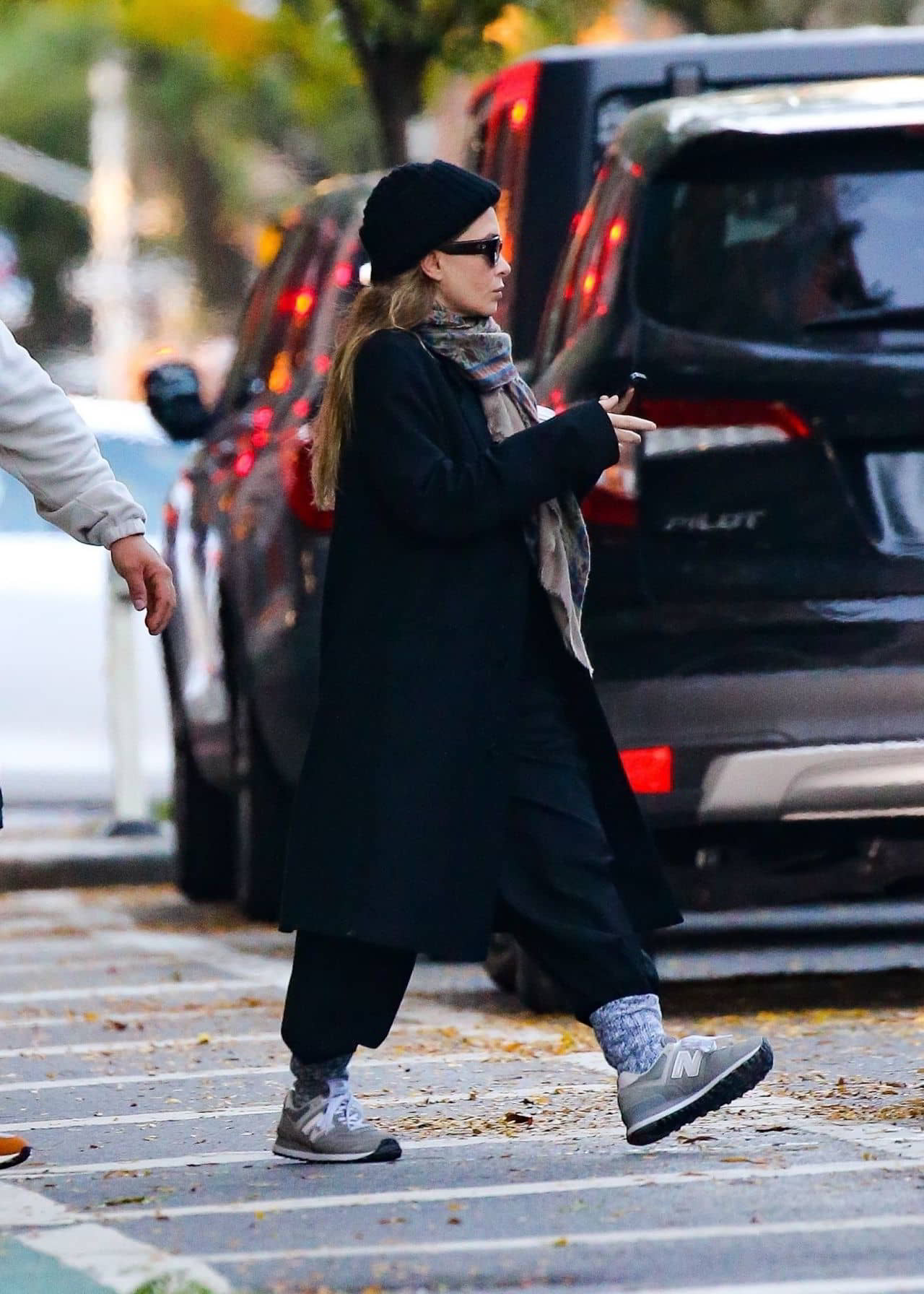 Mary-Kate Olsen and Ashley Olsen Leaving Their Offices in New York, October 18, 2022 - 1