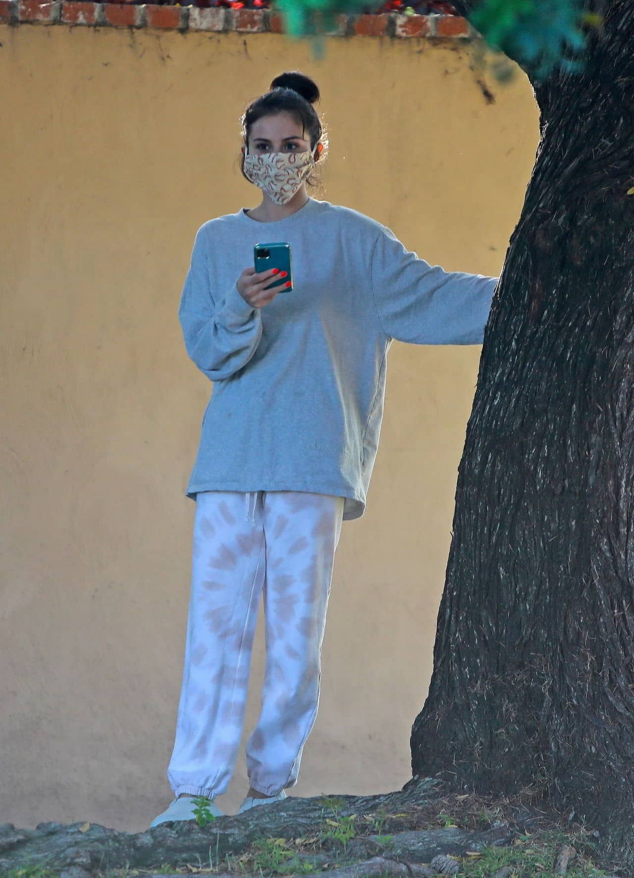 Selena Gomez Out in LA, May 14, 2020 - 1