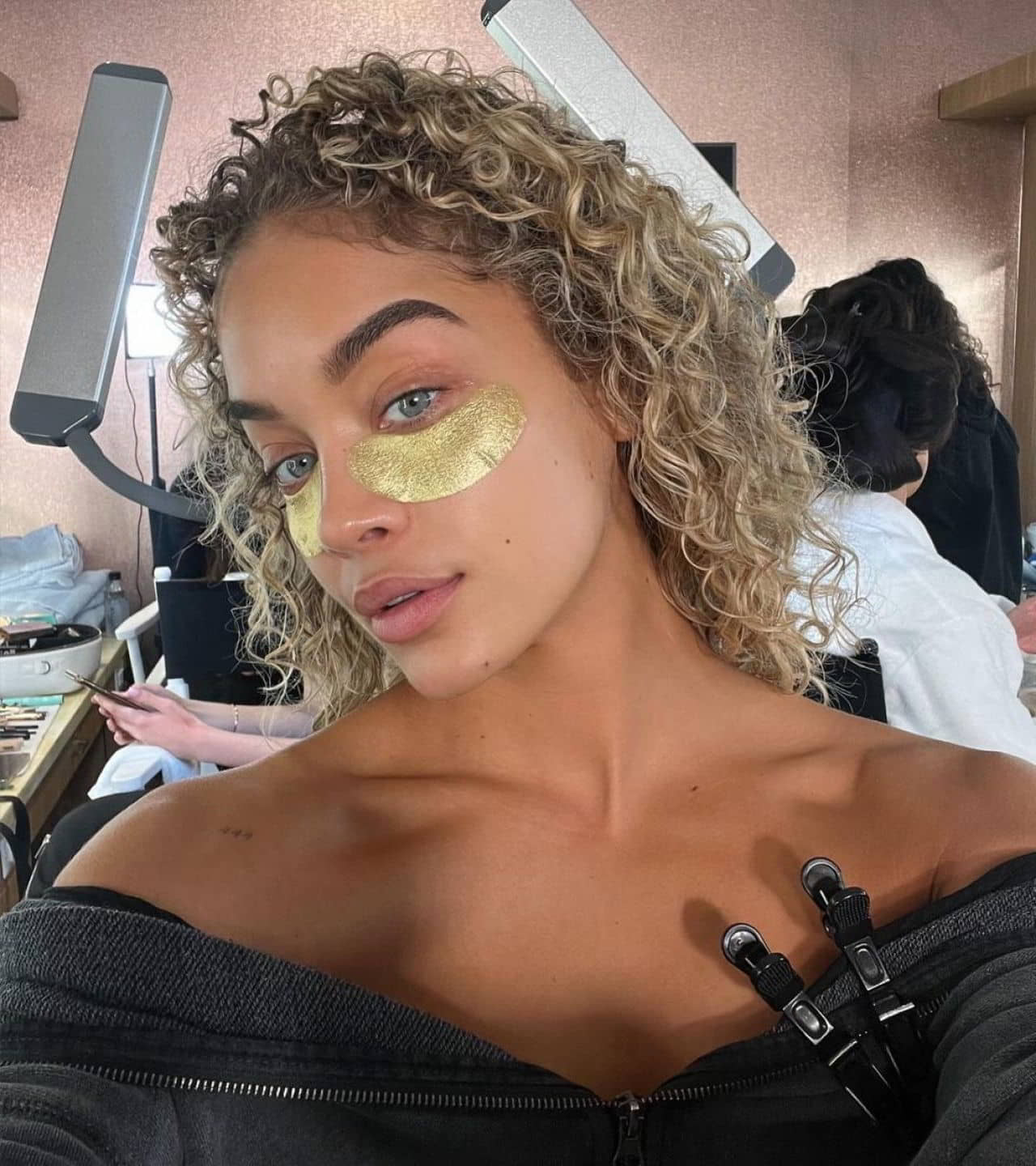 Jasmine Sanders in Trendy Outfit - 1