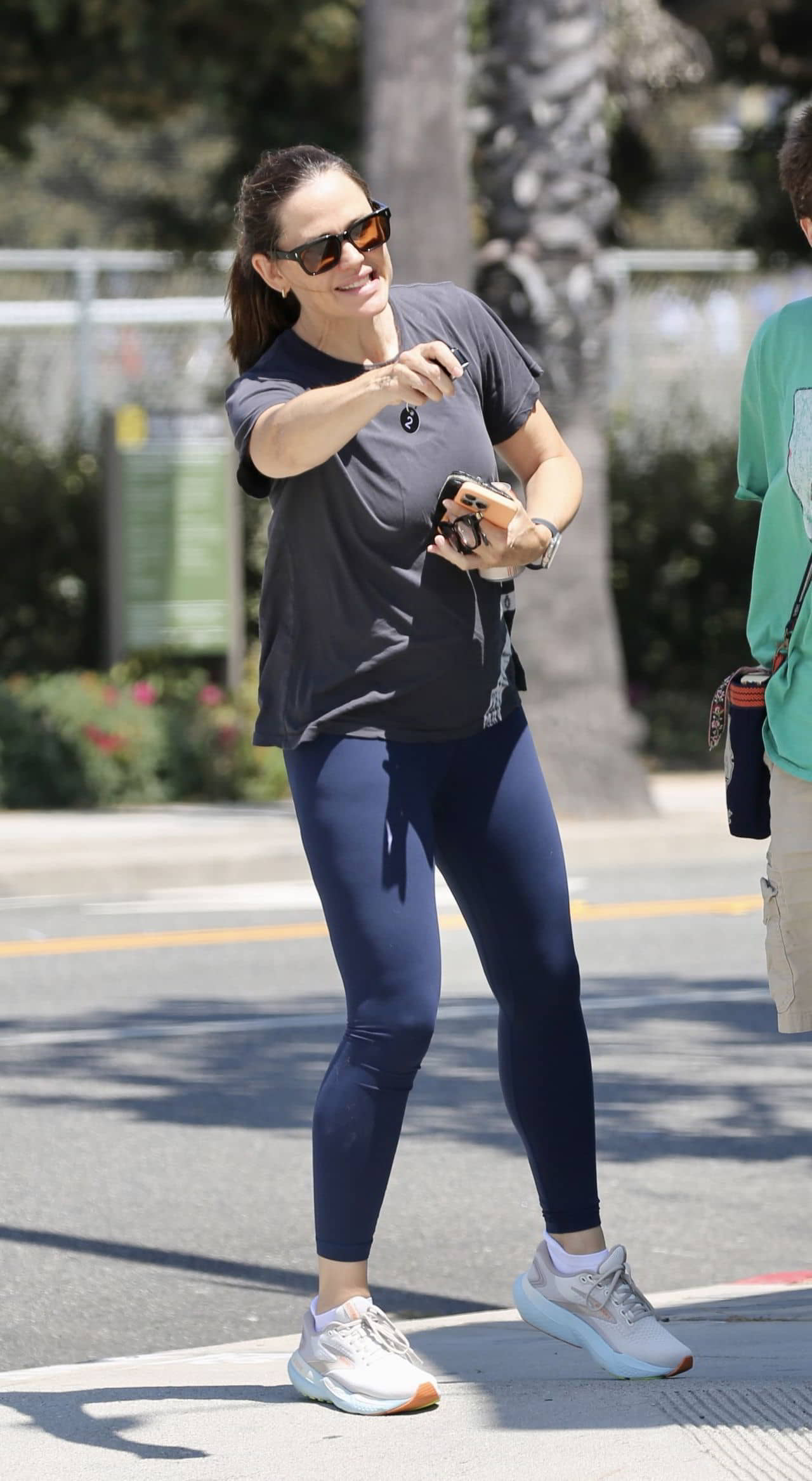 Jennifer Garner's Chic Casual Look for Pottery Day with Fin - 1