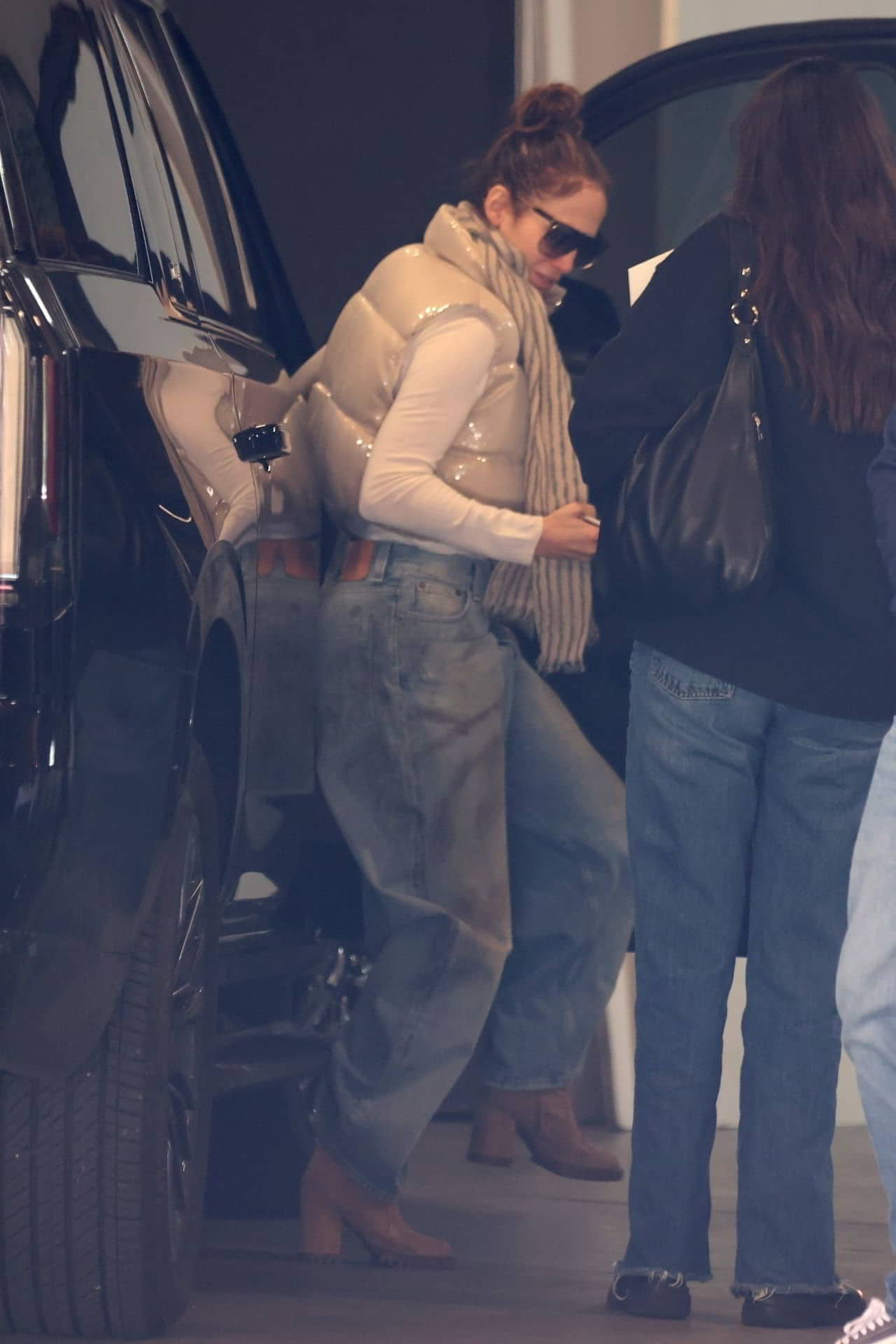 Jennifer Lopez Arrives at Business Building in LA - 1