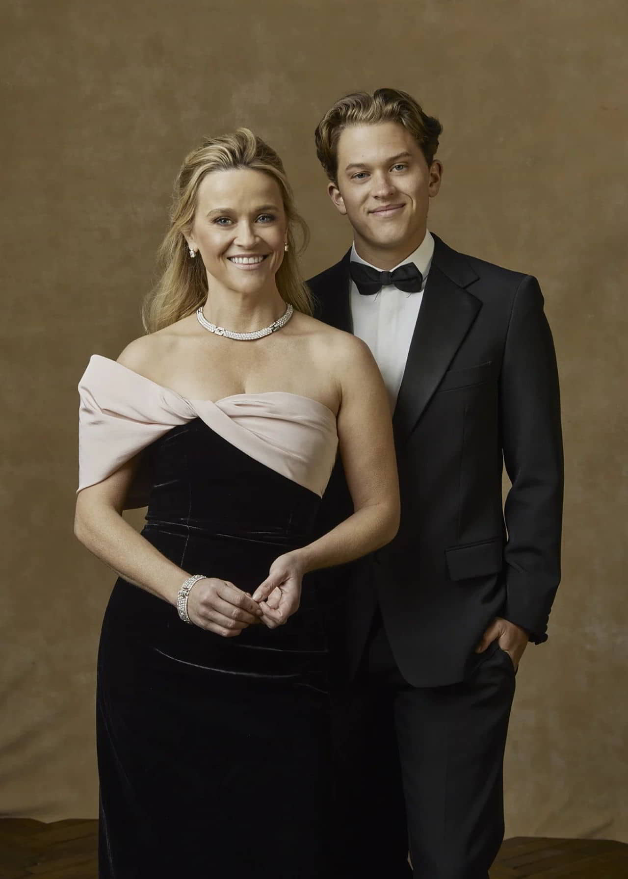 Reese Witherspoon Portrait Booth at Golden Globe Awards - January 2024 - 1